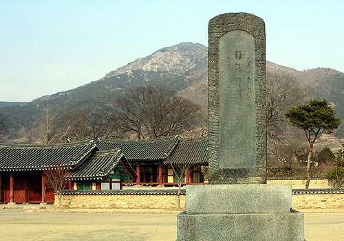 조선시대의 객사와 기미독립운동 기념탑은 어울리지 않는 듯 보인다 